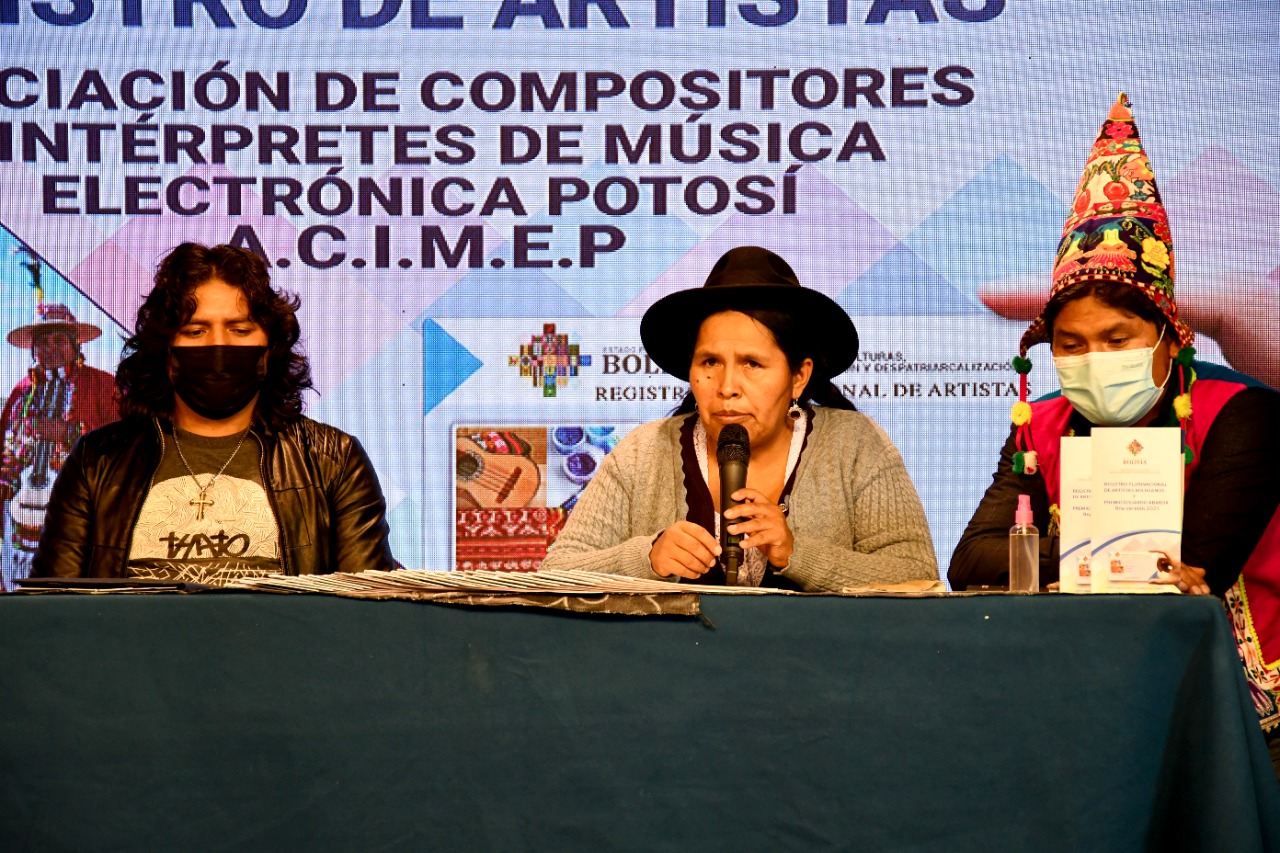 Ministra Orellana entrega Credencial y Registro de Artistas  a la (ACIMEP)