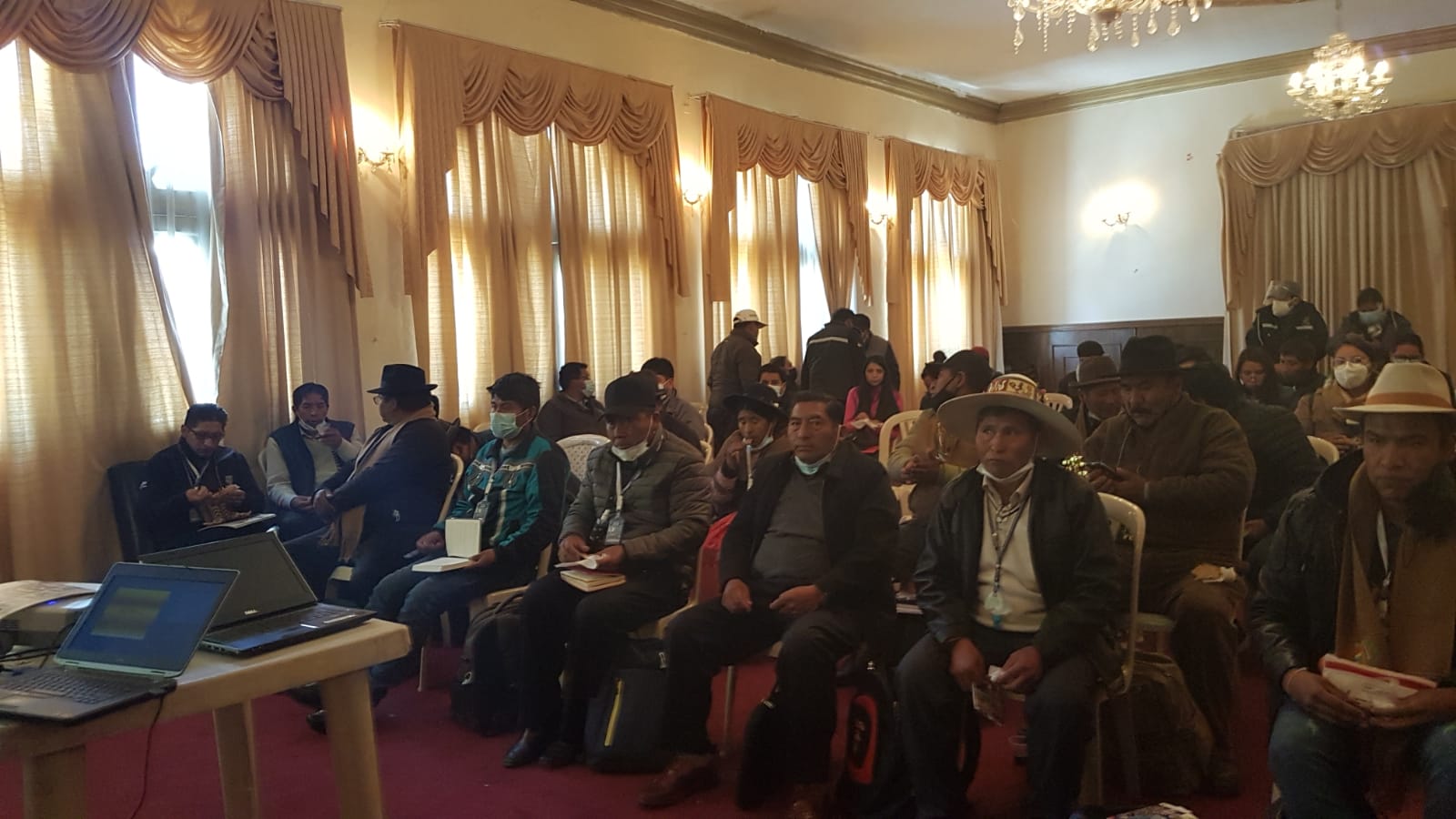 Funcionarios del Gobierno Autónomo Departamental de Oruro reciben información sobre la Ley 045