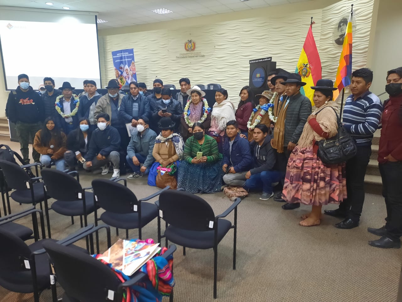 Jóvenes entre hombres y mujeres de las 20 Provincias del Departamento de La Paz, se fortalecen con temas de Descolonización y Despatriarcalización. Jóvenes entre hombres y mujeres de las 20 Provincias del Departamento de La Paz, se fortalecen con temas de Descolonización y Despatriarcalización.