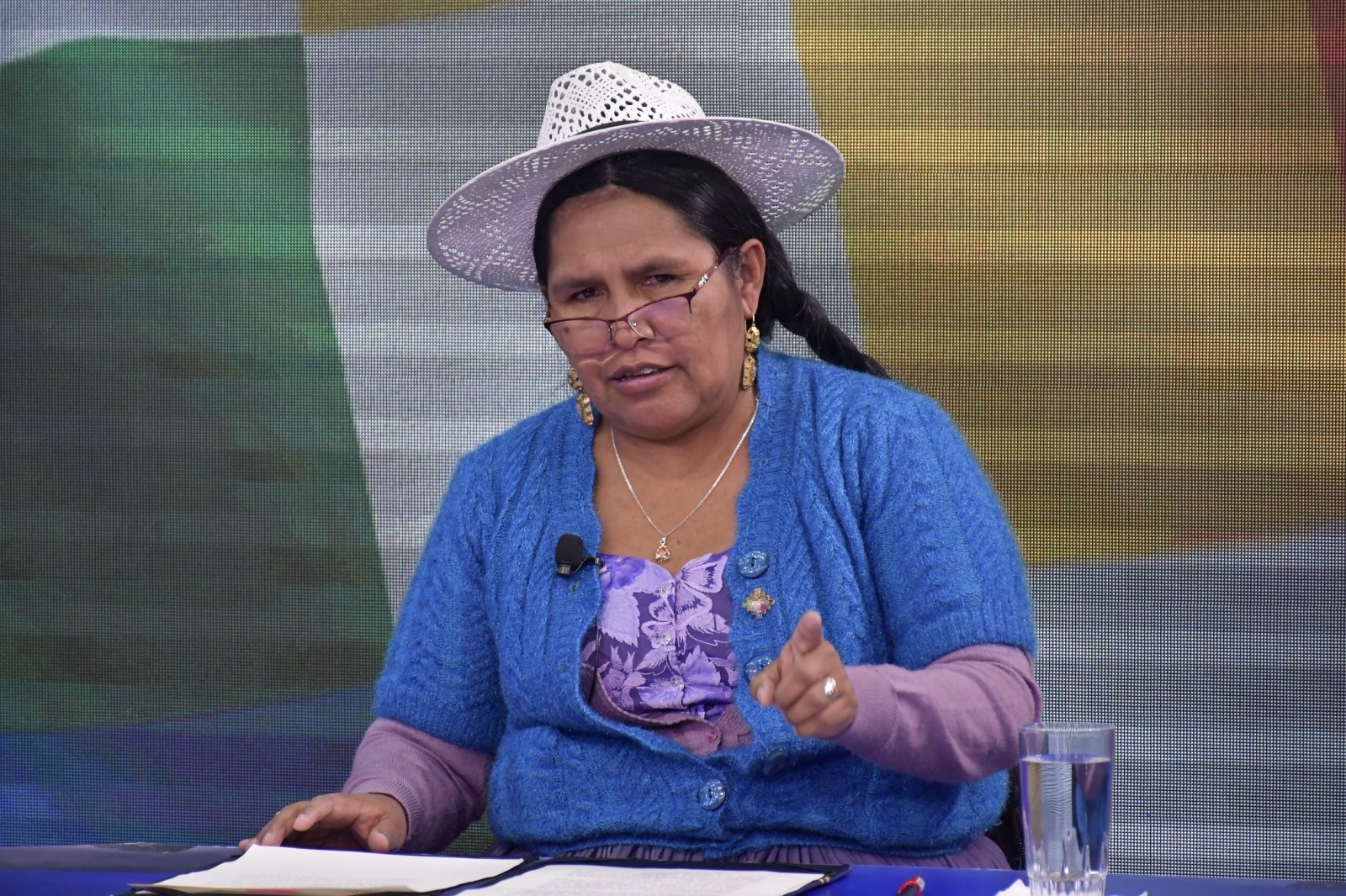 Seguiremos Ondeando la Whipala – Ministra Sabina Orellana Cruz, pide que se disculpe el parlamentario peruano por  agravio a la  Wiphala