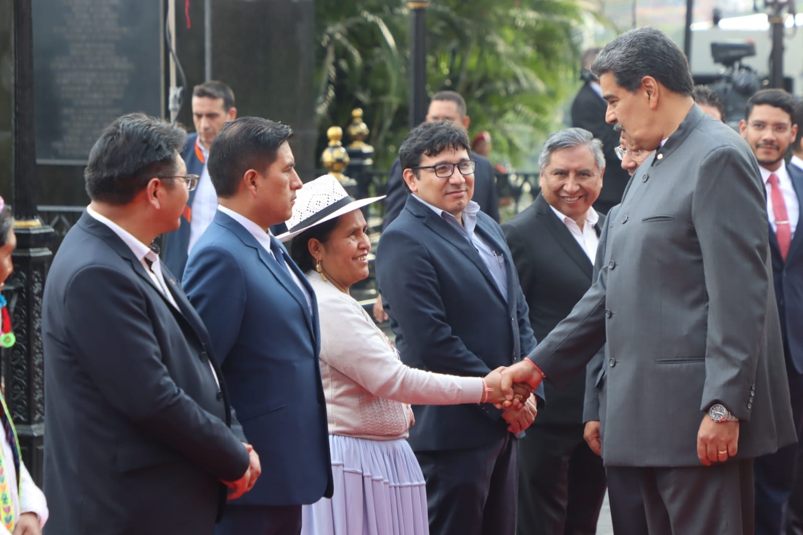 Presidente Maduro saluda a la Ministra de Culturas en la III Comisión de Integración Conjunta #Venezuela🇻🇪 – #Bolivia🇧🇴