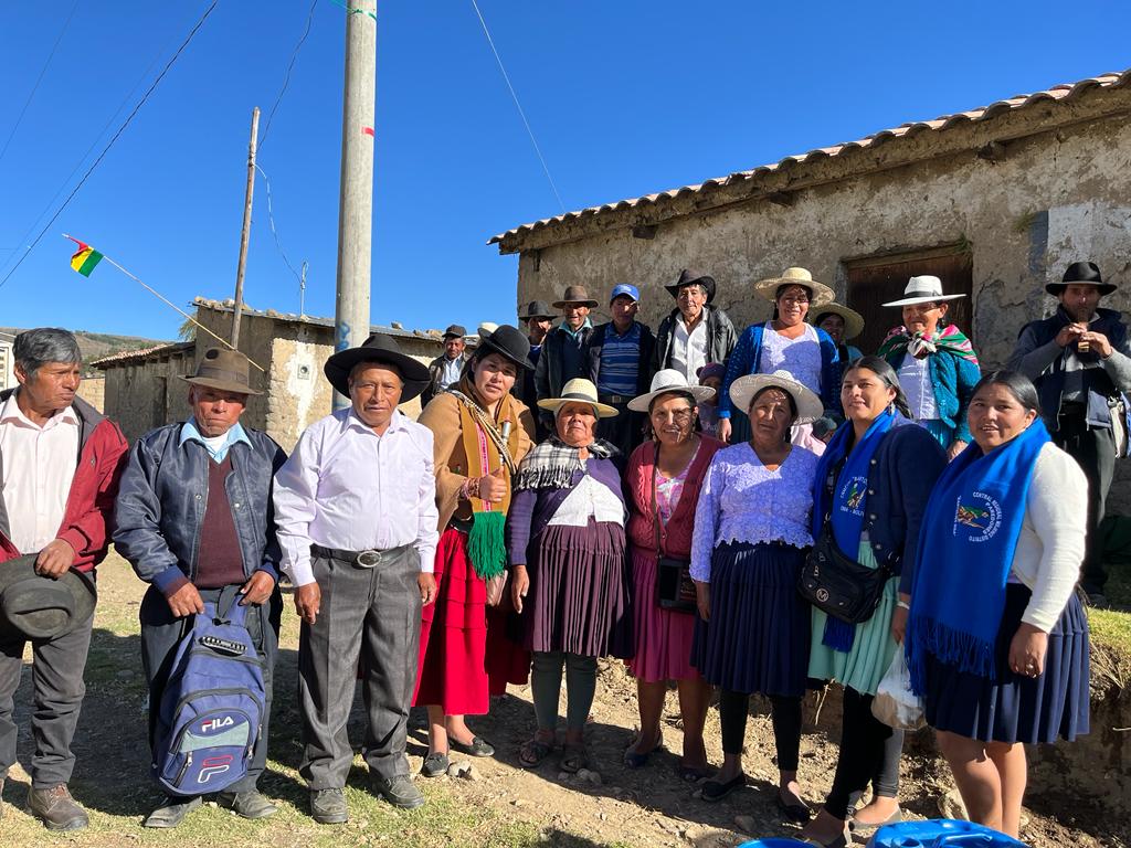 Ministra de Culturas realza con su participación el LV aniversario del Distrito Paredones del municipio de Vacas (Cochabamba) Ministra de Culturas realza con su participación el LV aniversario del Distrito Paredones del municipio de Vacas (Cochabamba)