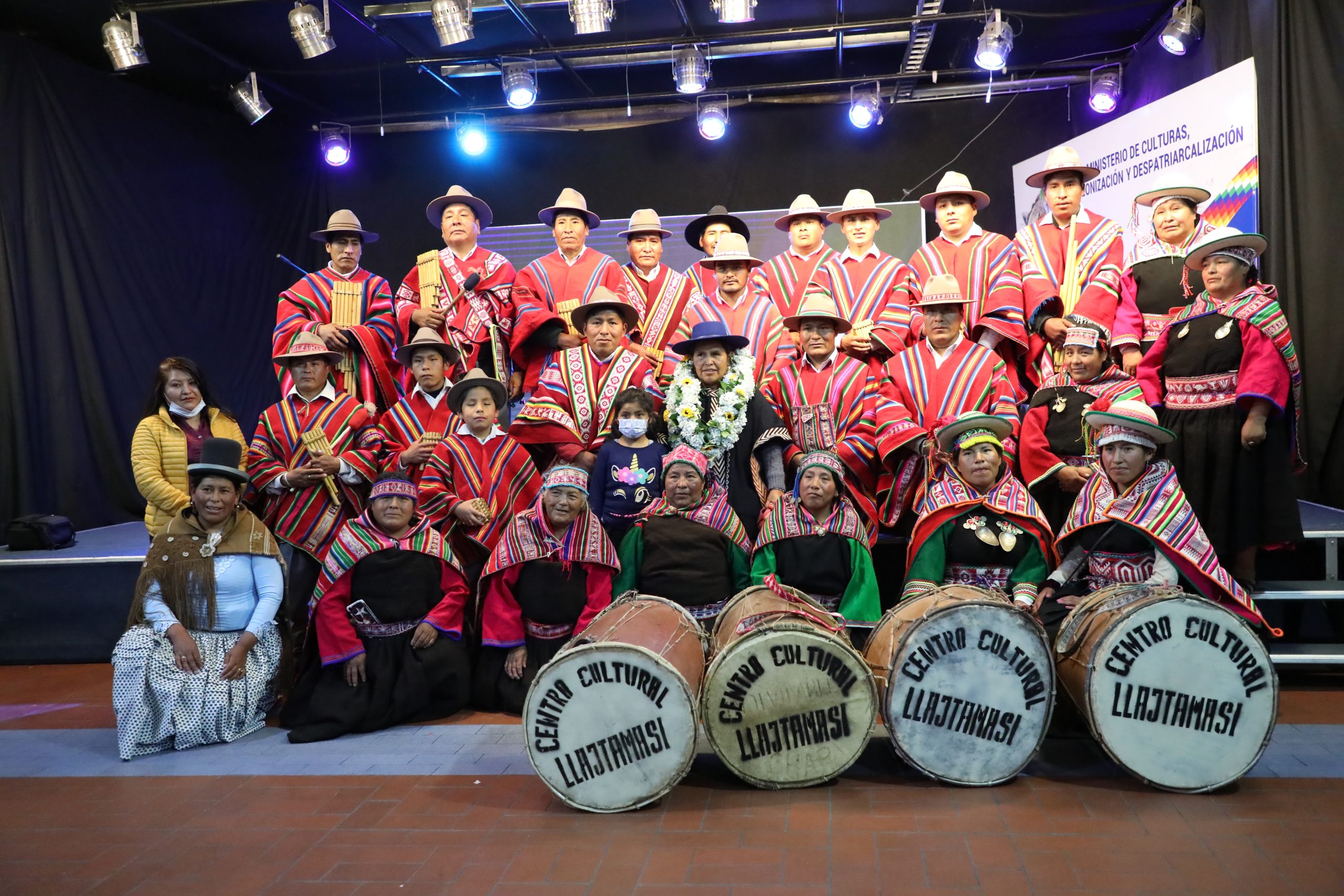 MCDyD reconoce la trayectoria y aporte de artistas autóctonos del Centro Cultural Llajtamasis de la provincia Bautista Saavedra