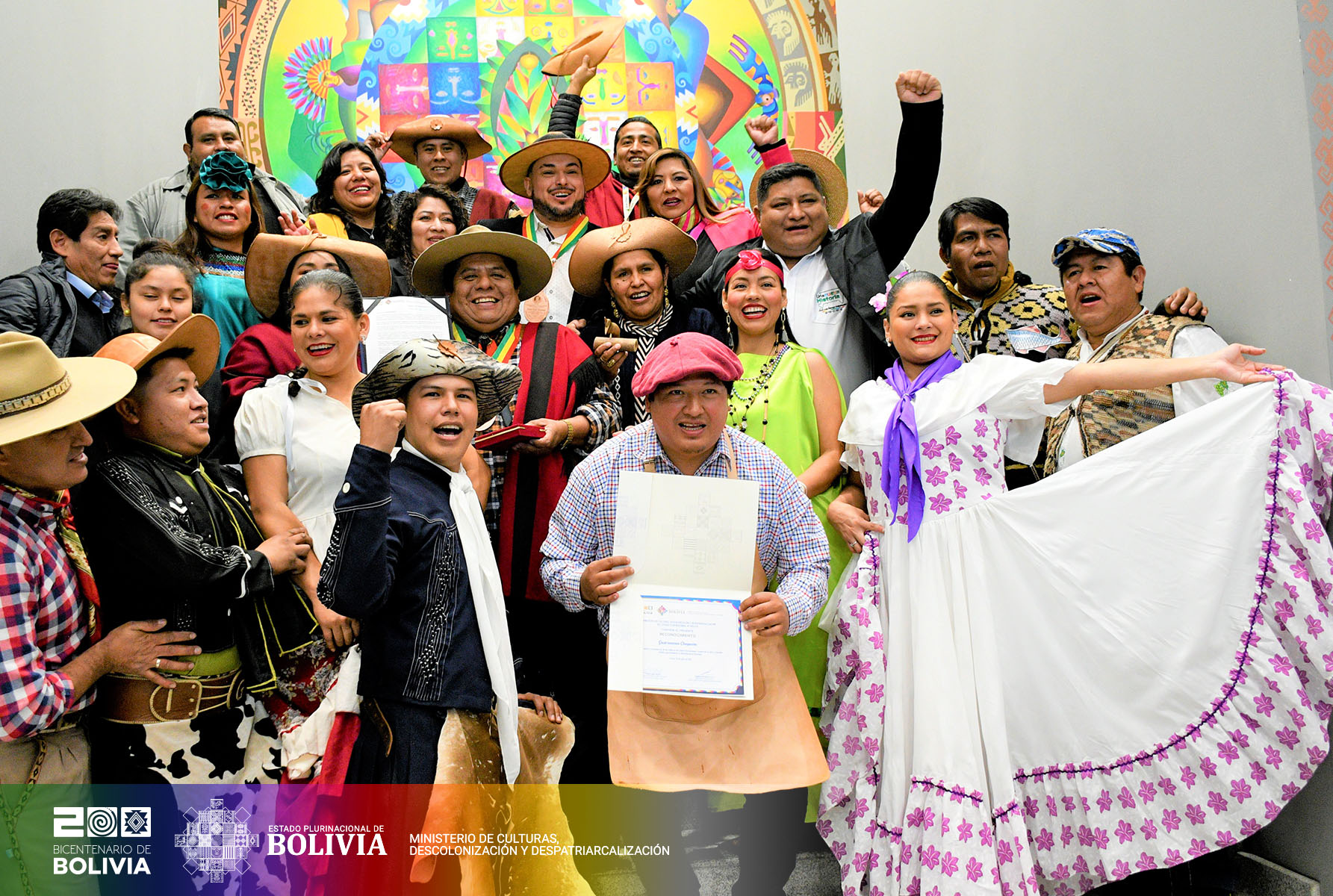 El Ministerio de Culturas, Descolonización y Despatriarcalización, otorgó reconocimientos a las y los  artistas de la Region Autónoma del Gran Chaco.