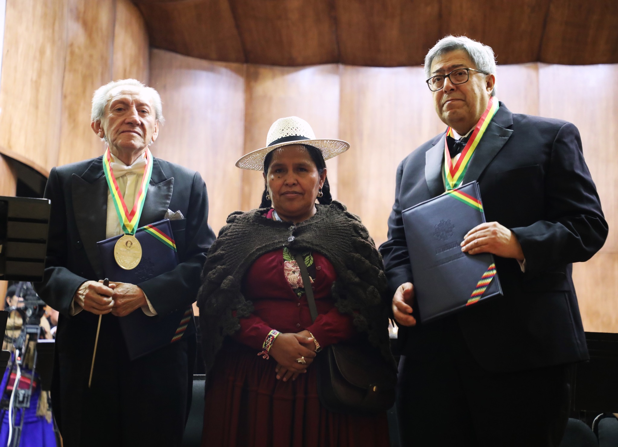 Céspedes y Oroza son condecorados con Medalla de Oro “Marina Núñez del Prado” Céspedes y Oroza son condecorados con Medalla de Oro “Marina Núñez del Prado”