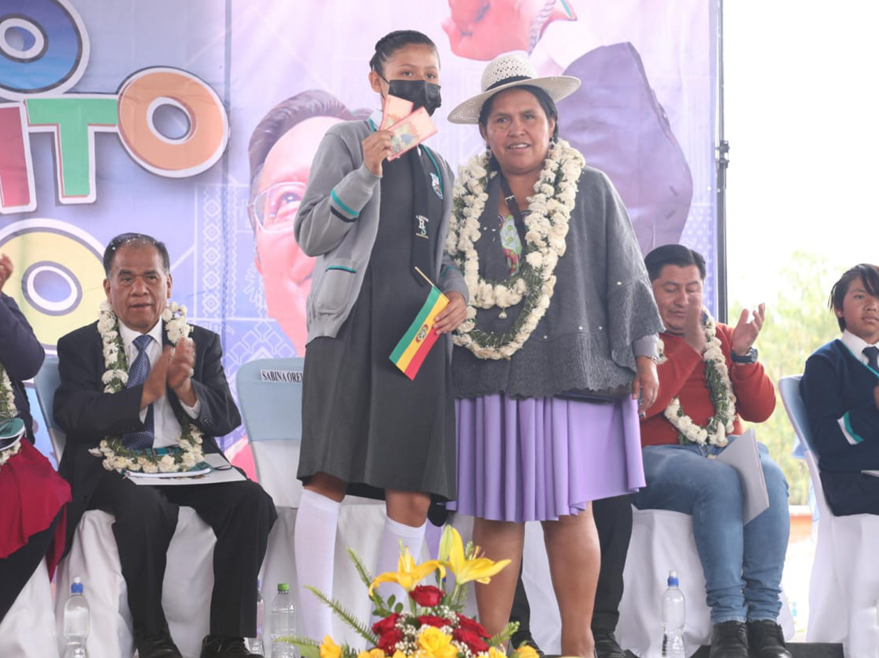 Inició el pago del Bono Juancito Pinto en Cochabamba en la Unidad Educativa Bartolina Sisa de Vinto en presencia de la ministra Sabina Orellana Inició el pago del Bono Juancito Pinto en Cochabamba en la Unidad Educativa Bartolina Sisa de Vinto en presencia de la ministra Sabina Orellana