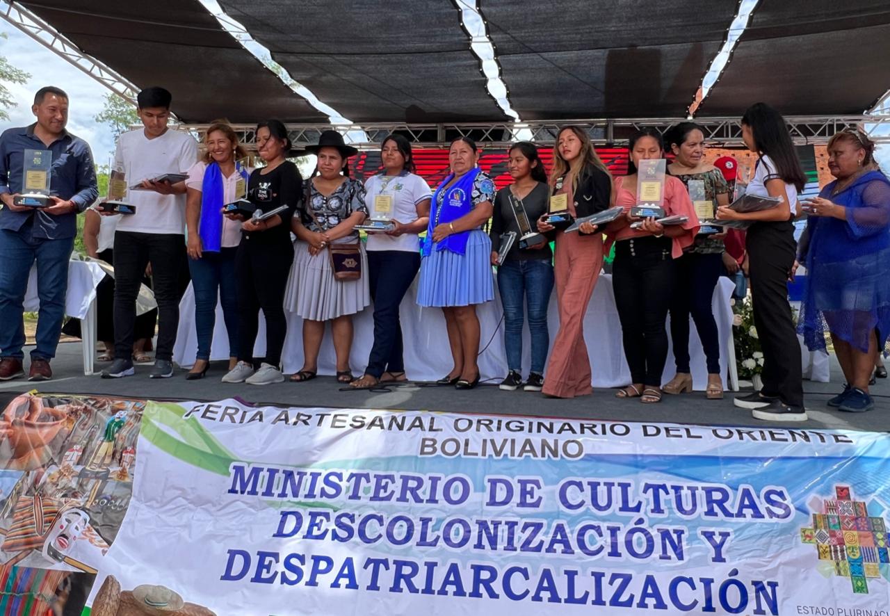 7 jóvenes autores de ensayos narrativos fueron premiados por la Ministra de Culturas, Descolonización y Despatriarcalización